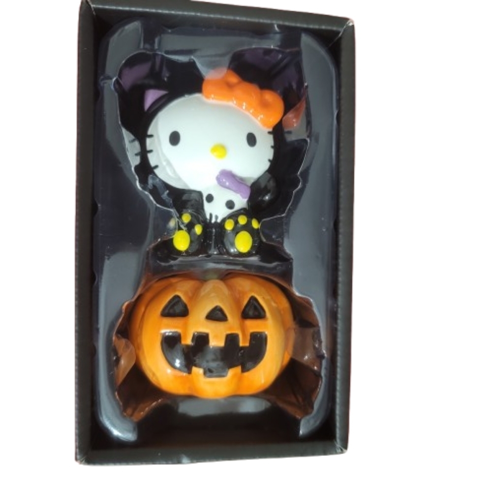 Hello Kitty, Halloween Figurine with Pumpkin Salt & Pepper Shakers